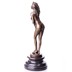 Női akt kalappal - bronz szobor márványtalpon képe